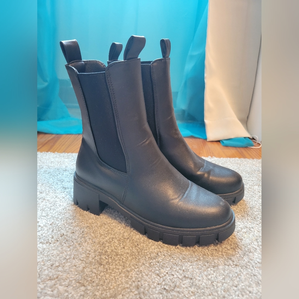 NWOT Qupid Chelsea Boots